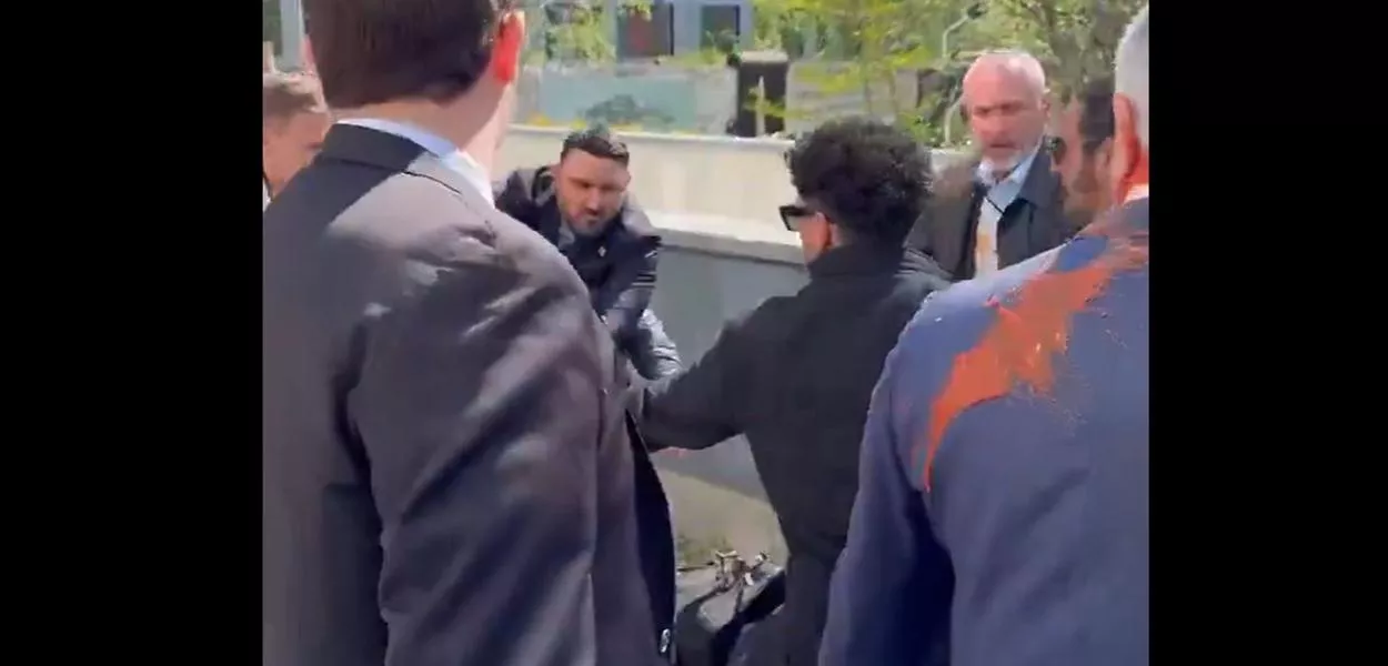 Reza Pahlavi foi atingido por líquido vermelho ao deixar evento na Alemanha após criticar cessar-fogo entre Irã e Estados Unidos