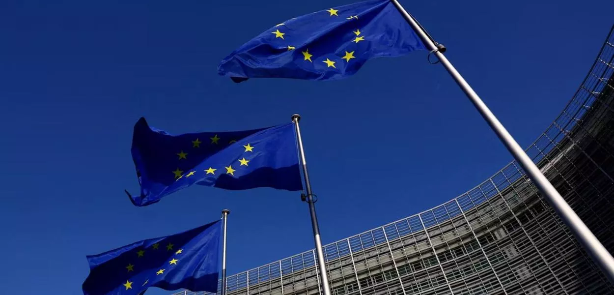 Bandeiras da União Europeia tremulam do lado de fora da sede da Comissão Europeia em Bruxelas, Bélgica, em 26 de fevereiro de 2026