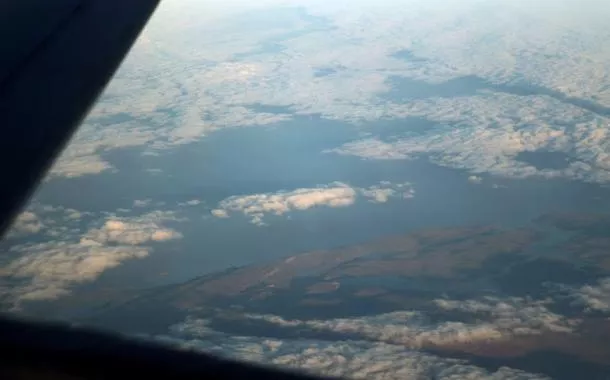 A costa da Ilha West Falkland, nas Ilhas Malvinas, é vista a partir de um avião