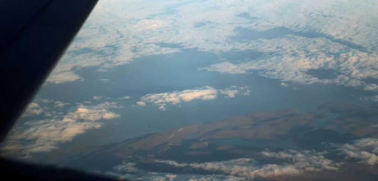 A costa da Ilha West Falkland, nas Ilhas Malvinas, é vista a partir de um avião