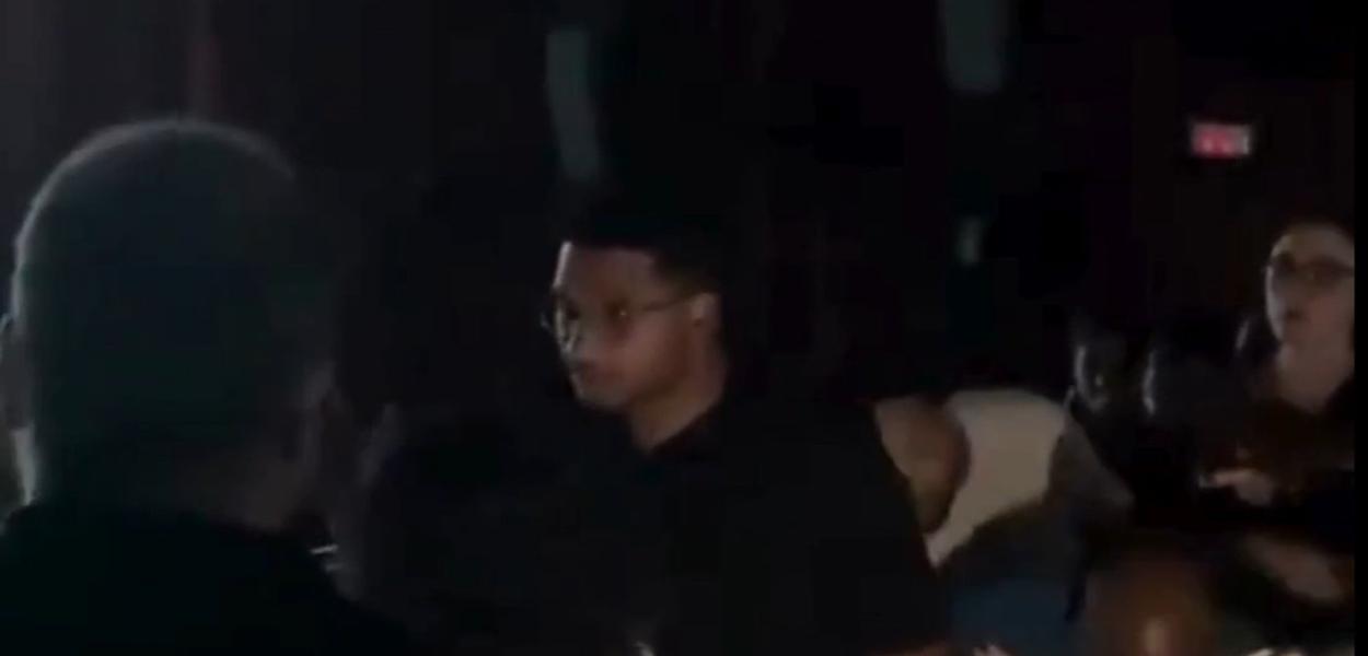 Fãs de Michael Jackson promovem briga generalizada em sessão do filme no Rio (vídeo)