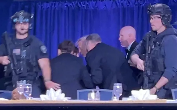 Trump é retirado às pressas de jantar em Washington após tiros (vídeo)