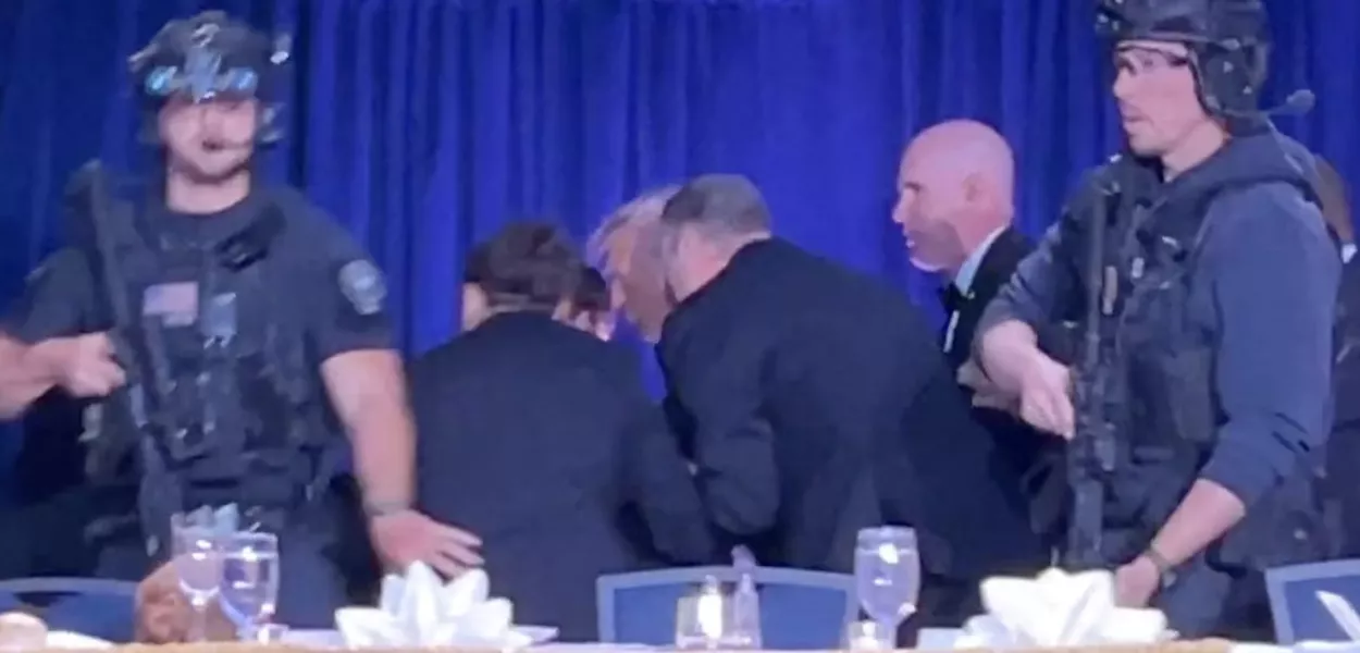 O momento em que Trump é retirado do jantar