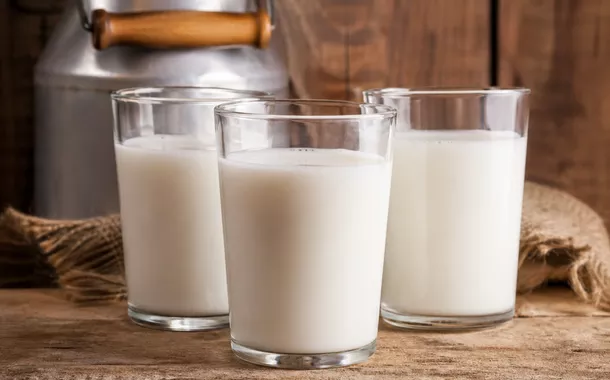 Copos com leite de vaca