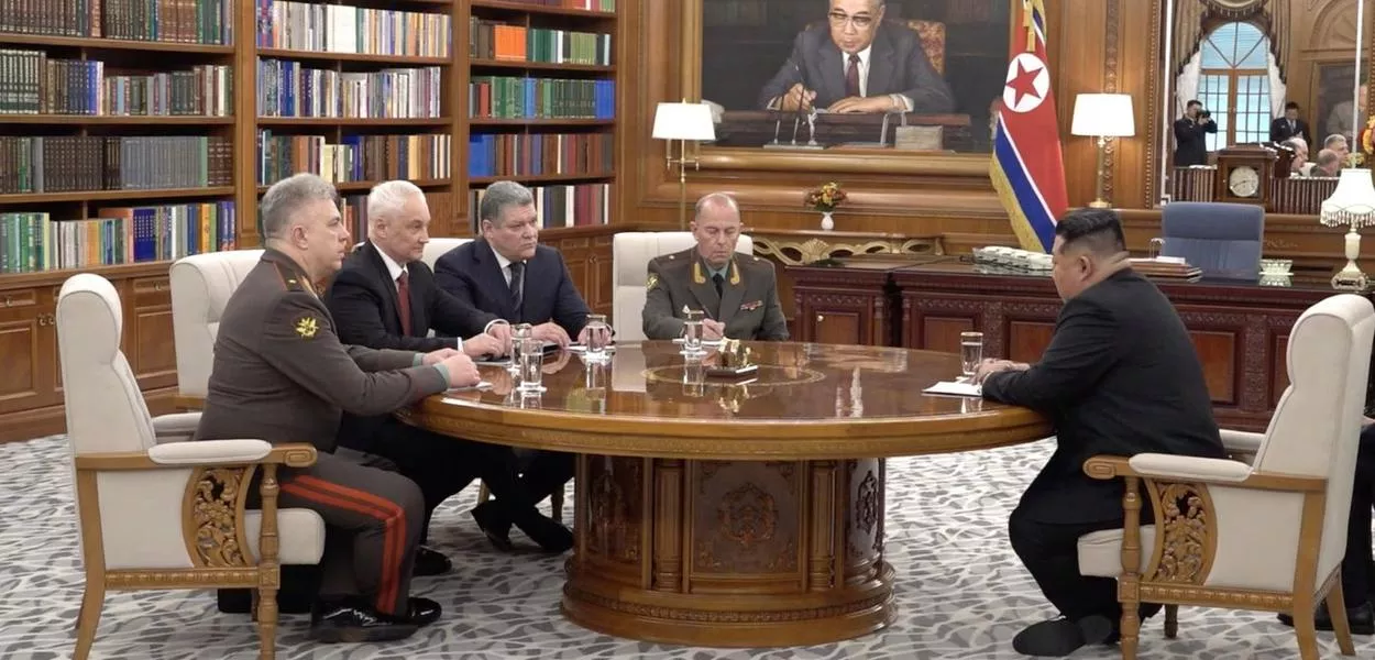 O líder norte-coreano Kim Jong Un e o ministro da Defesa da Rússia, Andrei Belousov, participam de uma reunião em Pyongyang, Coreia do Norte, em 26 de abril de 2026, nesta imagem estática retirada de vídeo