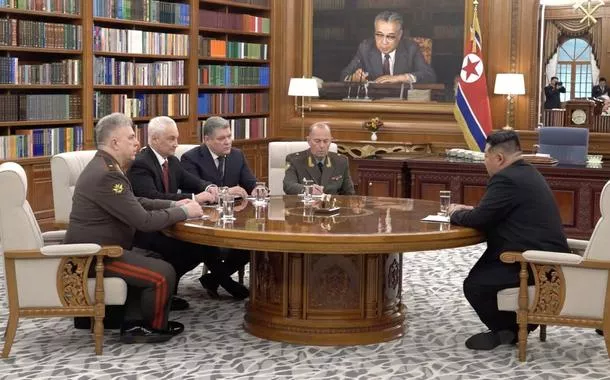 O líder norte-coreano Kim Jong Un e o ministro da Defesa da Rússia, Andrei Belousov, participam de uma reunião em Pyongyang, Coreia do Norte, em 26 de abril de 2026, nesta imagem estática retirada de vídeo