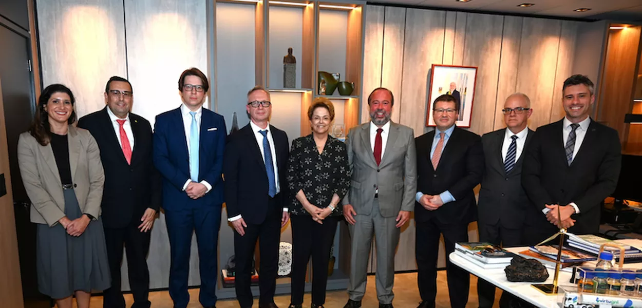 Ministro Alexandre Silveira em foto da reunião com a presidente do Banco do BRICS, Dilma Rousseff, Dilma para tratar de infraestrutura energética 