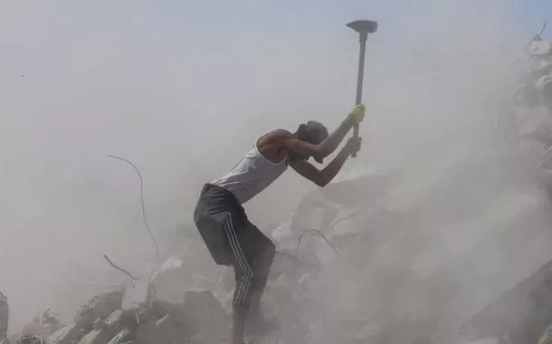 Palestinos usam escombros da destruição causada por Israel para reconstruir ruas em Gaza