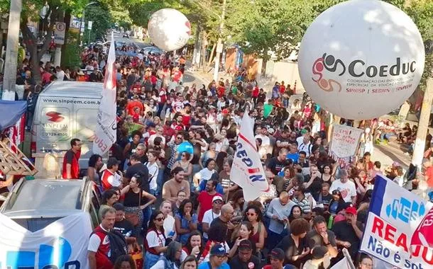 Professores estaduais e municipais de São Paulo fazem greve nesta terça-feira (28)