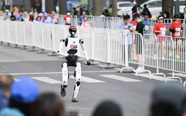 Robô chinês compete em meia maratona em Pequim