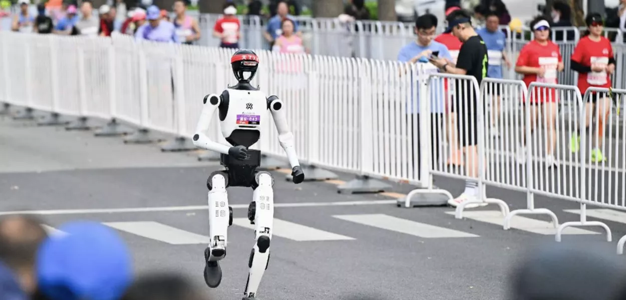 Robô chinês compete em meia maratona em Pequim