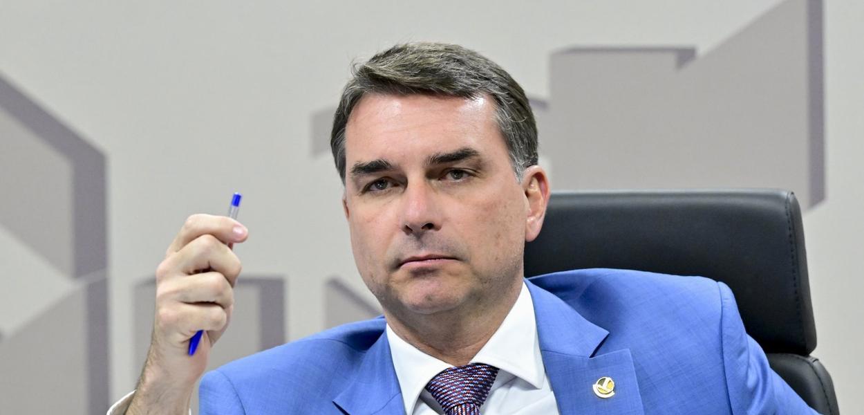 Flávio Bolsonaro cancela agendas no Rio após divulgação de mensagens com Vorcaro