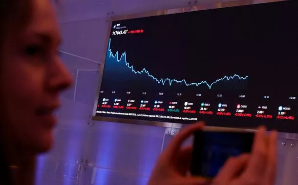 Ibovespa fecha em queda com declínio de preços do minério de ferro e tensão no Oriente Médio