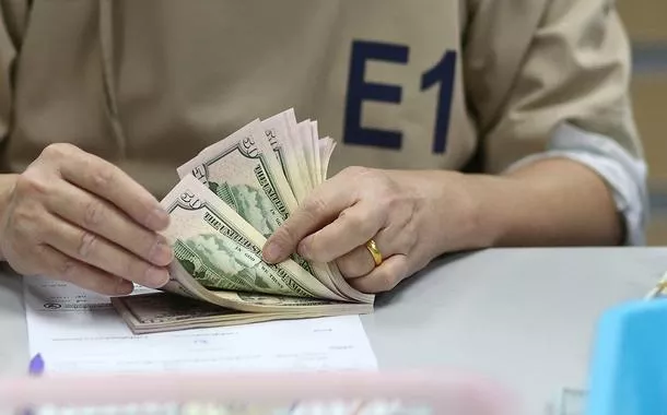 Dólar fecha acima de R$5,00 com alta no Brasil
