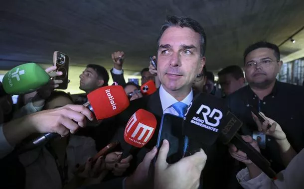 Flávio Bolsonaro diz que o 'governo Lula acabou' após rejeição de Messias pelo Senado e toma invertidas nas redes