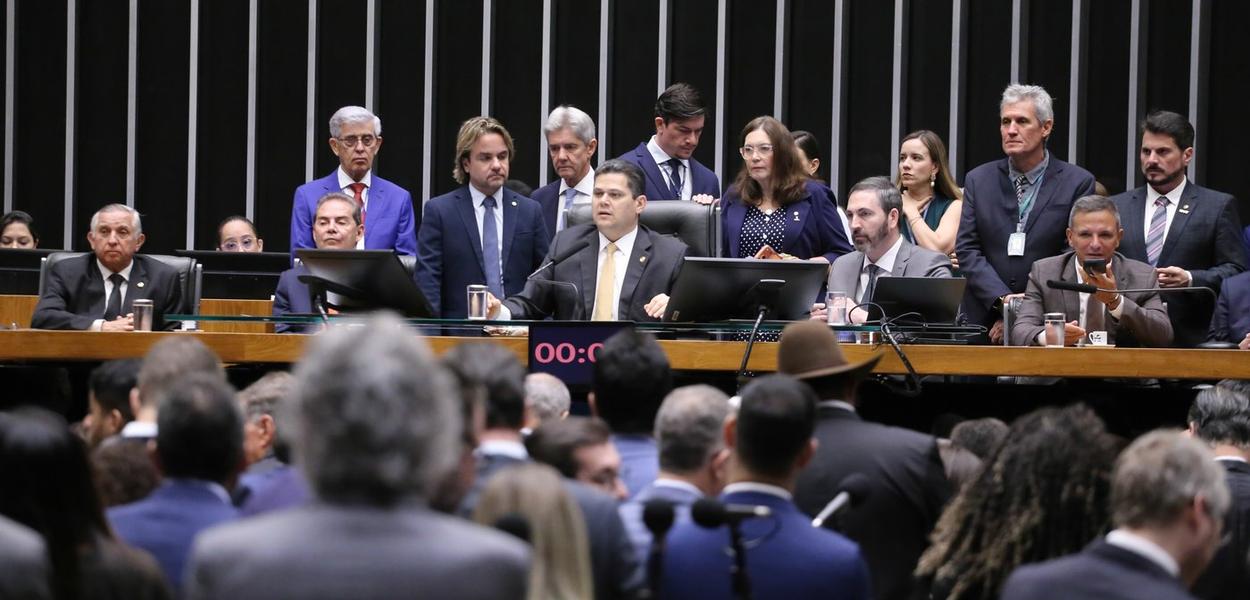 Câmara dos Deputados aprova PL da Dosimetria e pode beneficiar Bolsonaro e golpistas