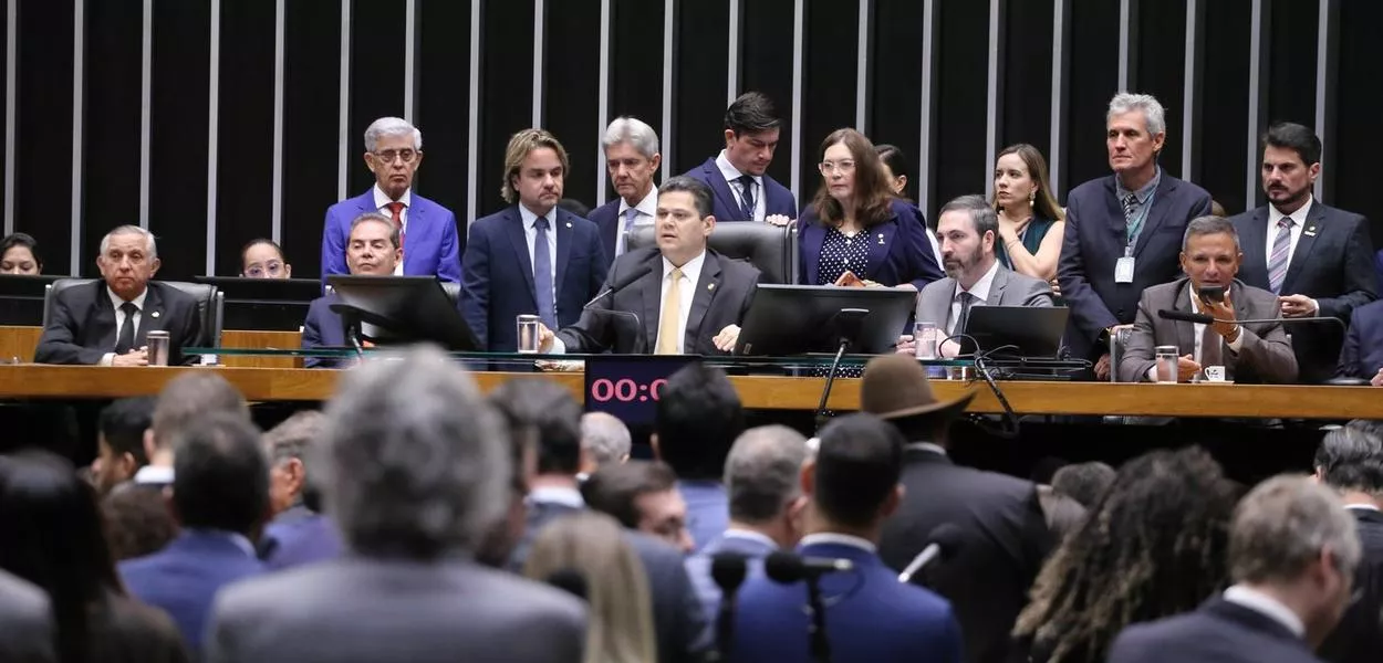 Plenário da Câmara dos Deputados em sessão que analisa a derrubada do veto ao PL da dosimetria