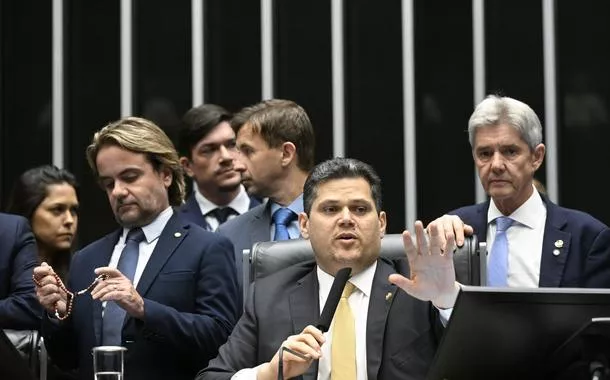 'Alcolumbre é inimigo do Brasil e precisa mostrar a cara no Congresso da bandidagem', desabafam internautas