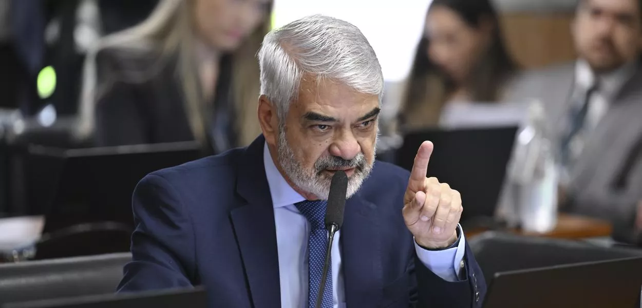 Em pronunciamento, à bancada, senador Humberto Costa 