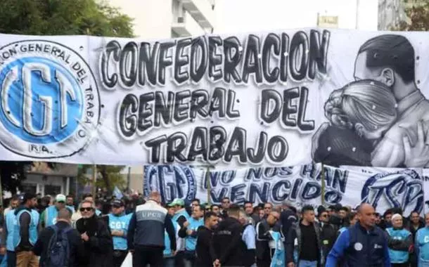 Trabalhadores argentinos vão às ruas contra arrocho de Milei