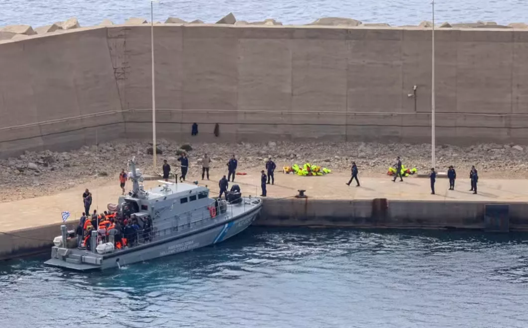 Israel intercepta flotilha e leva ativistas a Creta