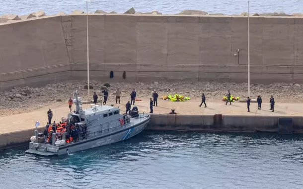 Israel intercepta flotilha e leva ativistas a Creta