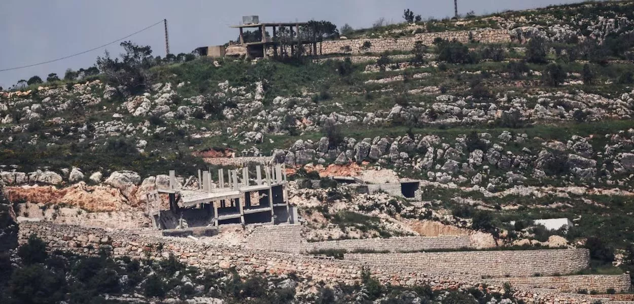 Os restos de estruturas danificadas na vila libanesa de Kfar Kila, vistos do lado israelense da fronteira entre Israel e Líbano, no norte de Israel, em 28 de abril de 2026