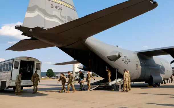 Veículos militares trafegam durante o exercício Combined Resolve do Exército dos EUA nas instalações de treinamento do Exército dos EUA no sul da Alemanha, em Hohenfels, Alemanha, em 30 de abril de 2026. REUTERS/Angelika Warmuth