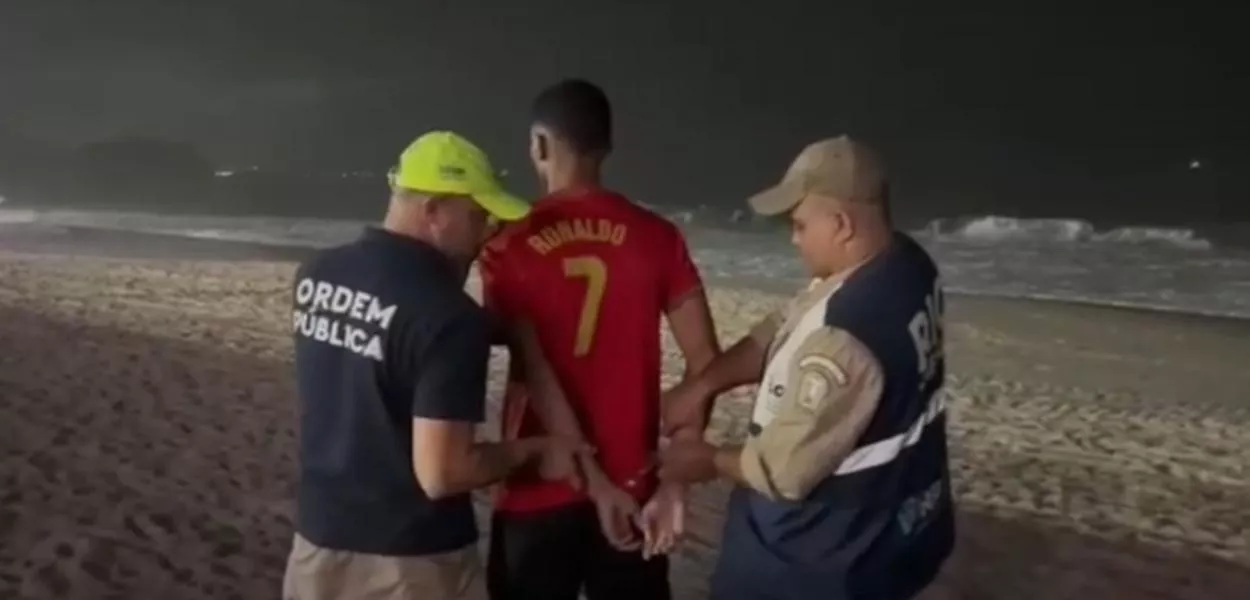 A prisão ocorreu na faixa de areia, próximo ao espelho d’água, na praia de Copacabana, um dos principais pontos turísiticos da zona Sul da capital 