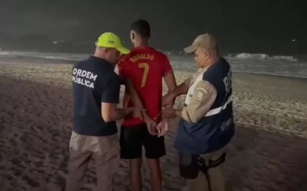 A prisão ocorreu na faixa de areia, próximo ao espelho d’água, na praia de Copacabana, um dos principais pontos turísiticos da zona Sul da capital 