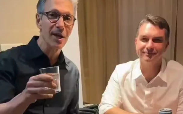 Zema põe criança no balcão da eleição