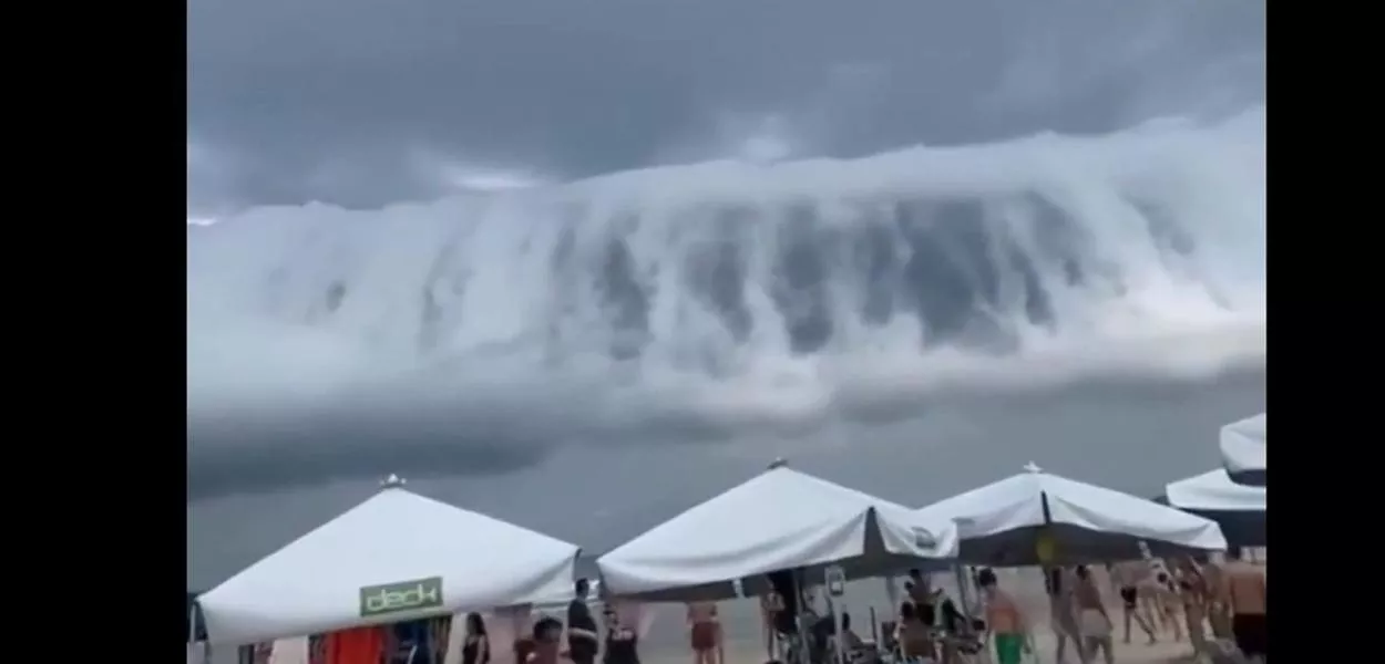 Fenômeno meteorológico conhecido como nuvem de rolo impressionou banhistas em Bertioga (SP)