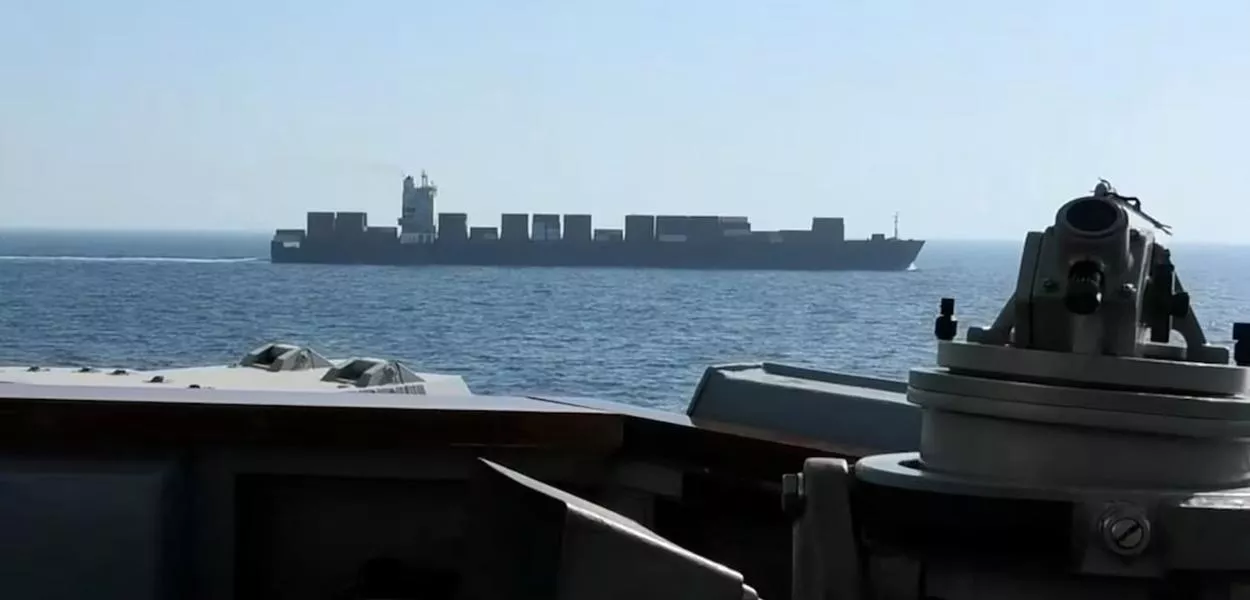 Uma vista do navio de carga com bandeira iraniana M/V Touska enquanto o destróier USS Spruance, da Marinha dos Estados Unidos, realiza sua interceptação em 19 de abril de 2026