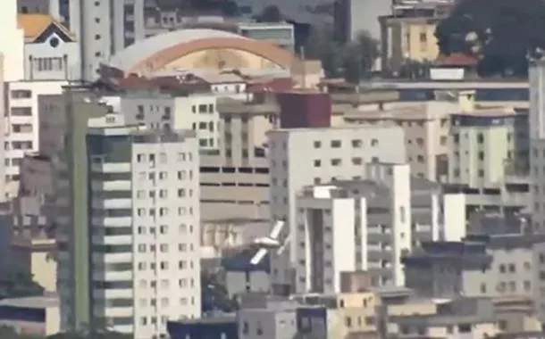 Avião cai e atinge prédio residencial em Belo Horizonte (vídeo)