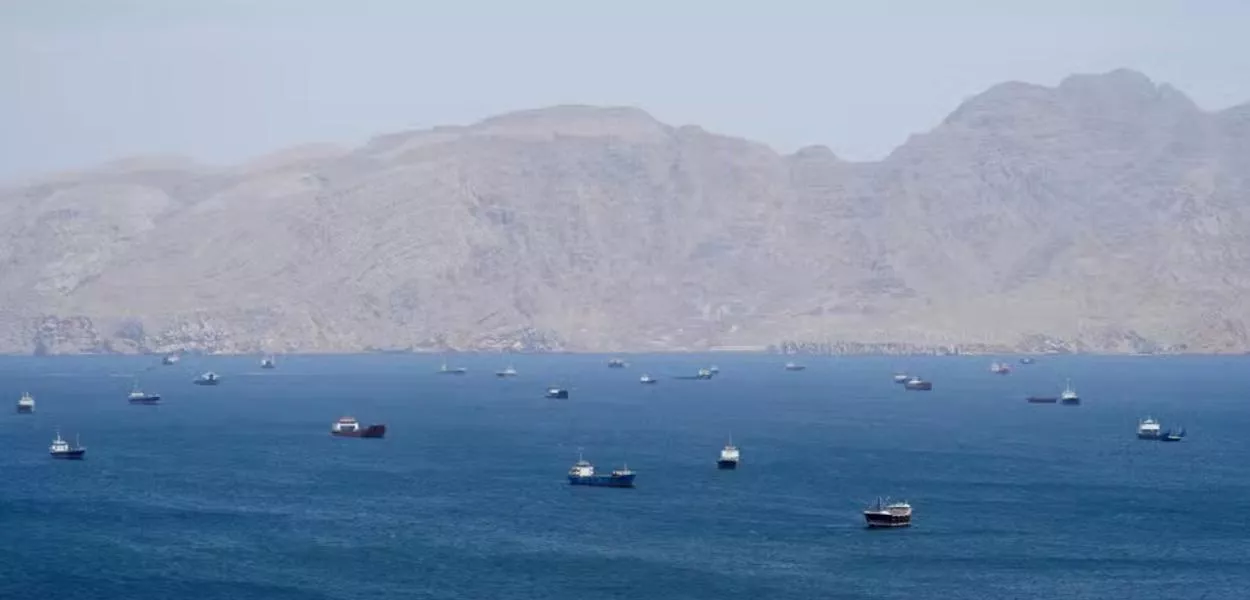 Movimentação de navios no Estreito de Ormuz, em Omã, no dia 27 de abril de 2026