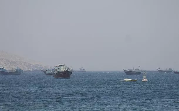EUA afundam pequenas embarcações iranianas, abatem mísseis e drones para abrir Estreito de Ormuz
