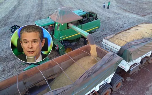 André de Paula e agricultores colhem soja em uma fazenda em Maringá, no estado do Paraná, Brasil