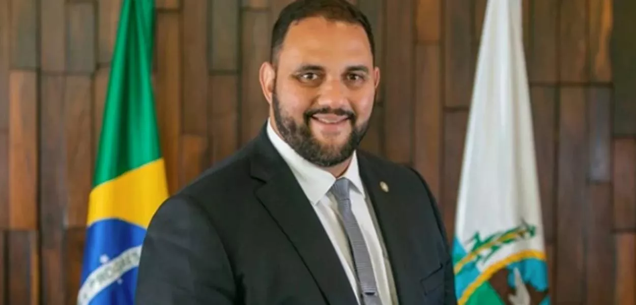 Segundo as investigações, o parlamentar está ligado a um núcleo que atuava no direcionamento de contratações dentro da rede estadual de ensino