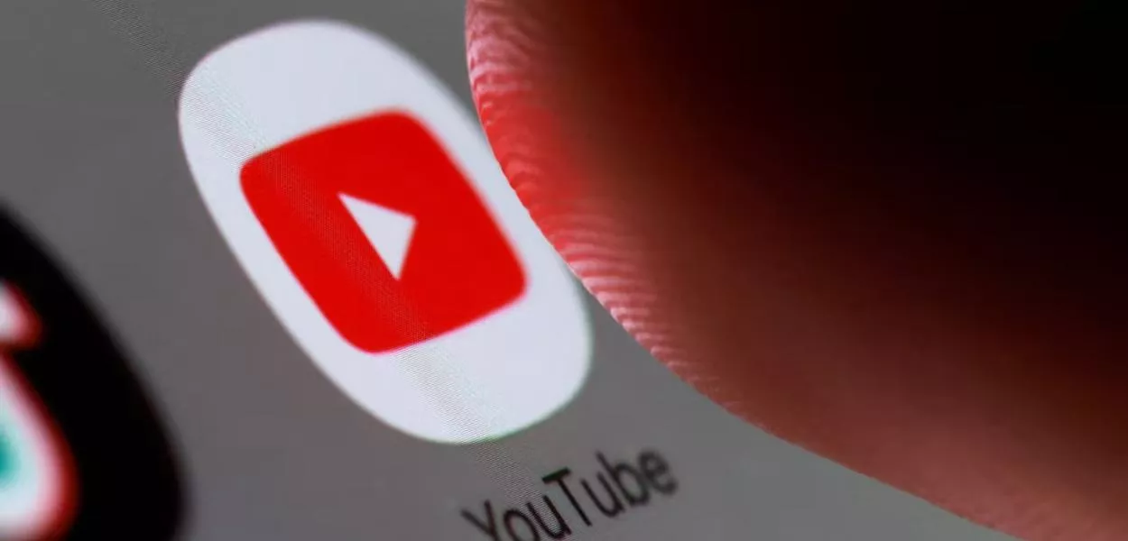 Ícone do aplicativo YouTube em um smartphone em 27 de outubro de 2025. 