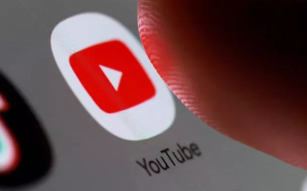 Ícone do aplicativo YouTube em um smartphone em 27 de outubro de 2025. 