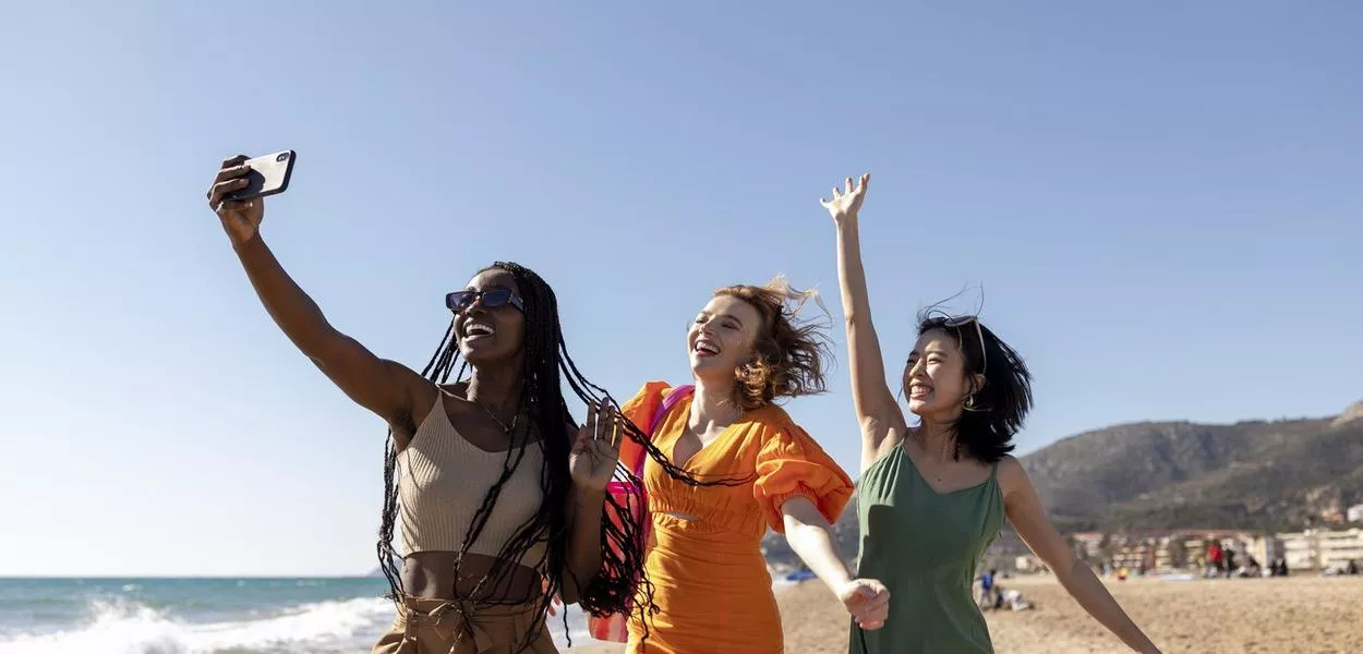 Guia orienta mulheres que viajam sozinhas e aponta desafios de segurança no turismo