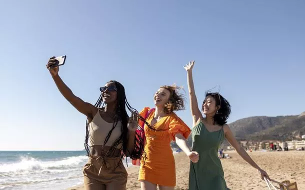 Guia orienta mulheres que viajam sozinhas e aponta desafios de segurança no turismo