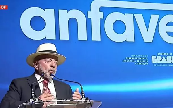 'Quanto melhor for o poder aquisitivo, mais indústrias vão querer se instalar no Brasil', diz Lula na Anfavea