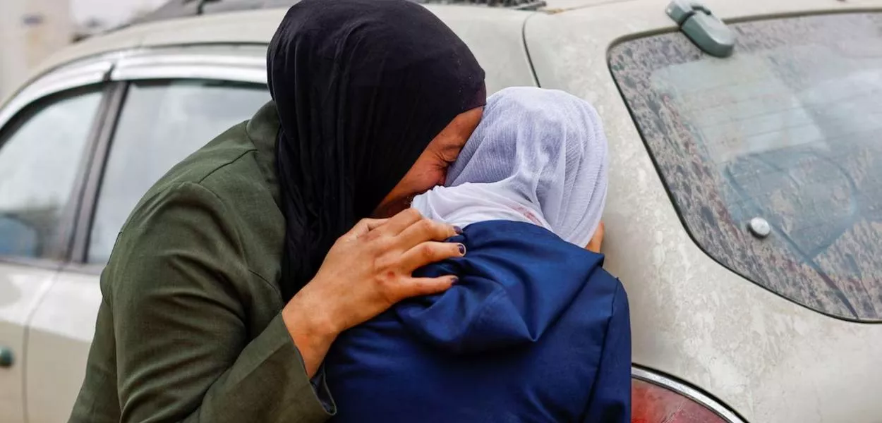 Enlutados reagem durante o funeral do palestino Mohammed Al-Ghandour, que foi morto em um ataque israelense durante a noite, segundo médicos, no Hospital Al-Shifa, na Cidade de Gaza, em 5 de maio de 2026