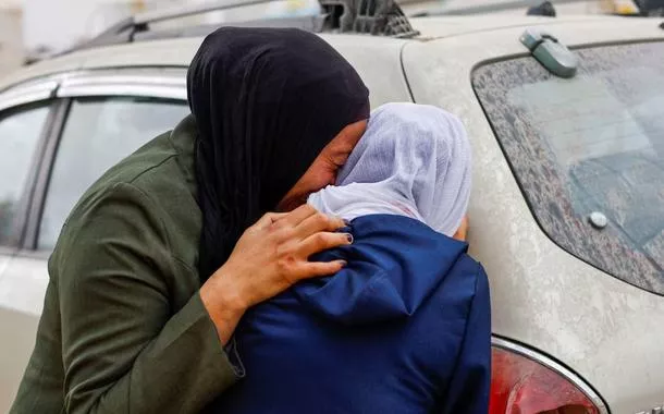 Enlutados reagem durante o funeral do palestino Mohammed Al-Ghandour, que foi morto em um ataque israelense durante a noite, segundo médicos, no Hospital Al-Shifa, na Cidade de Gaza, em 5 de maio de 2026