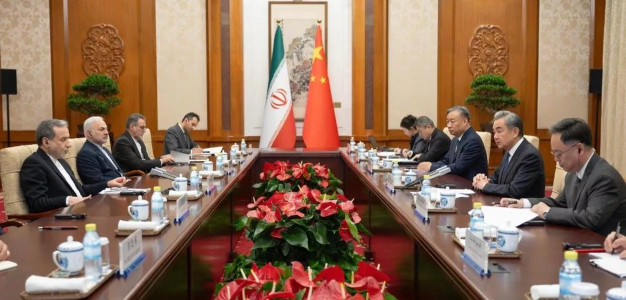 Chanceleres da China e do Itrã realizam reunião diplomática em Pequim 