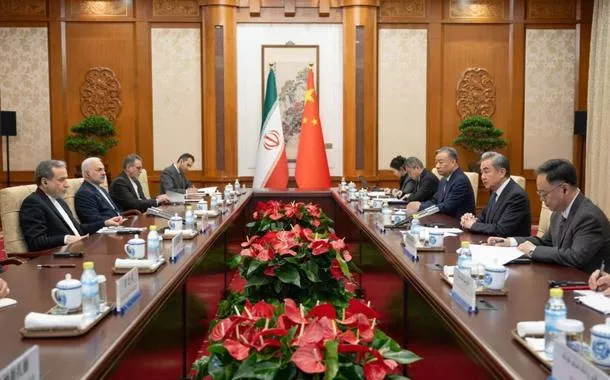 Chanceleres da China e do Itrã realizam reunião diplomática em Pequim 