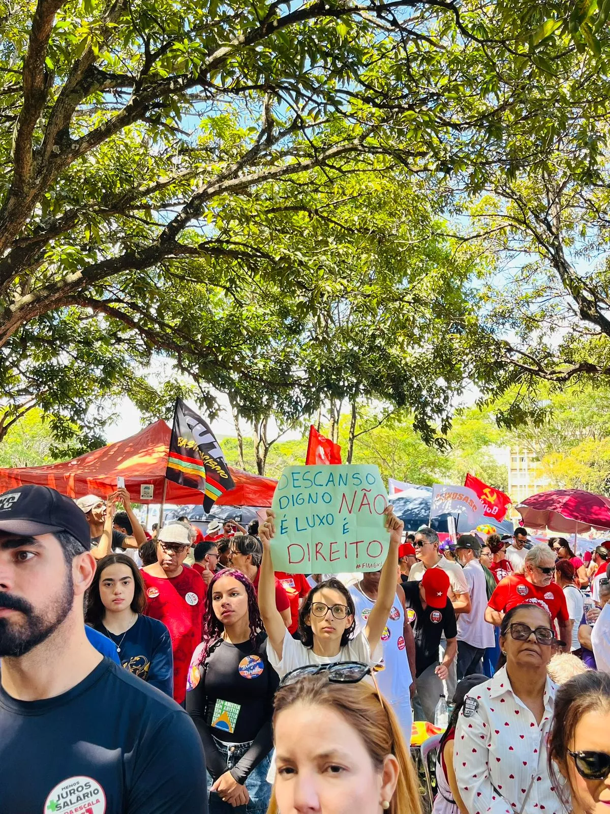 Trabalhadores vão às ruas em Brasília contra a extrema-direita e em defesa do fim da escala 6x1