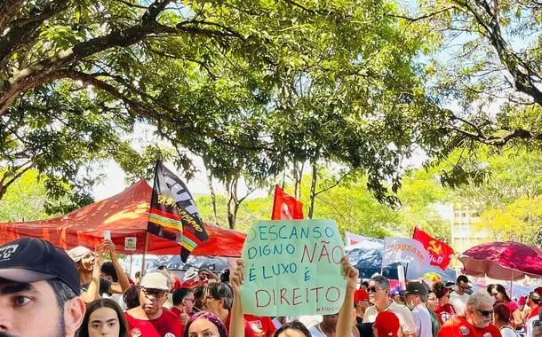 Trabalhadores vão às ruas em Brasília contra a extrema-direita e em defesa do fim da escala 6x1
