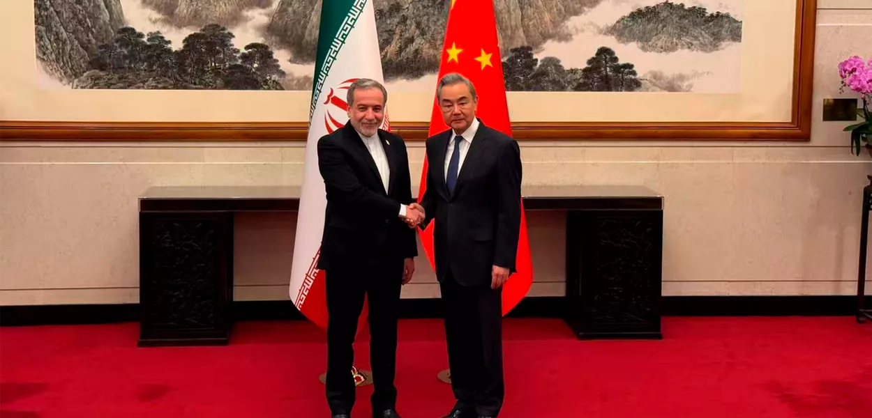 Wang Yi reúne-se com chanceler do Irã em Beijing